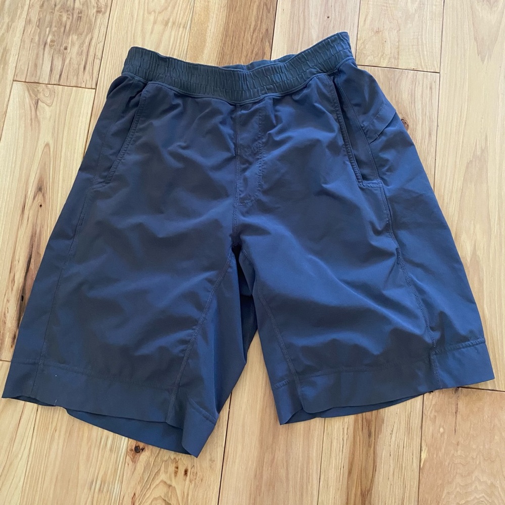 Lulu Lemon Men’s Medium Grey Athletic Shorts